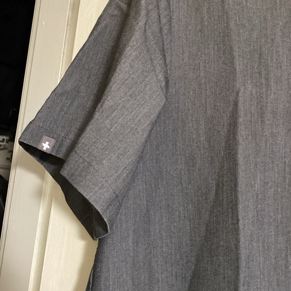 FIGS Technical Collection Men’s Gray Scrub shirt Large - Picture 4 of 8